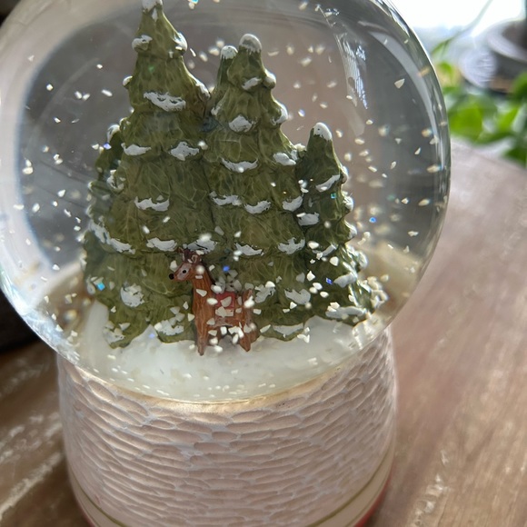 Hallmark Christmas musical snow globe. - Picture 4 of 6